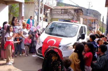 Polis ekipleri ihbarla gittikleri mahallede kutlamayla karşılandı 