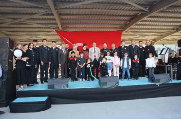 Polis Haftası etkinliğinde şarkı ve türkü söyleyen polisler, ünlü sanatçıları aratmadılar 