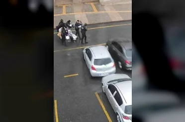 Polis kalkanı, bebeği ve annesini fırtınadan korudu 