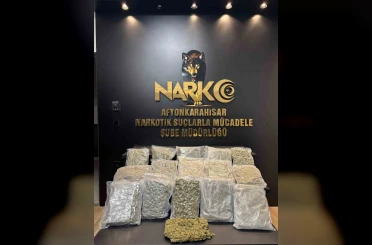 Polis kolilerle taşınan 9 kilogram uyuşturucu madde ele geçirdi 