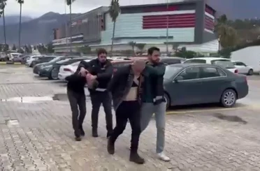 Polis memuruna kafa atan ve hakaret eden şahıs tutuklandı 