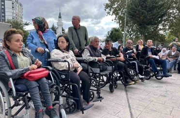 Polis memurundan ihtiyaç sahibi engellilere akülü sandalye desteği 