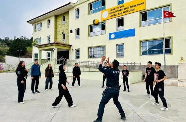 Polis, öğrencilerin voleybol heyecanına ortak oldu 