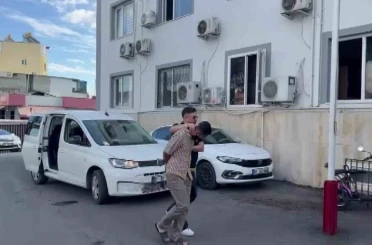 Polis süsü verip çakarla gezdi, havaya ateş açıp çocukların üzerini aradı 