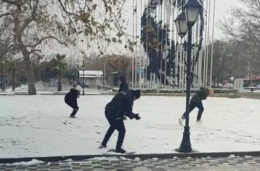 Polis ve çocuklardan kartopu keyfi 