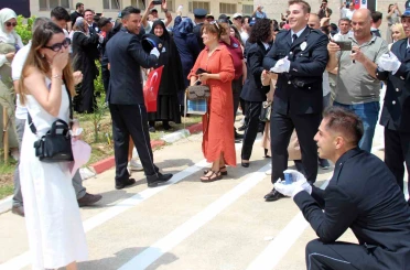 Polis yemin töreninin ardından sürpriz evlilik teklifi 