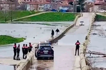 Polisi göre göre tehlikeli köprüden geçtiler: Suya düşme tehlikesi atlattılar 