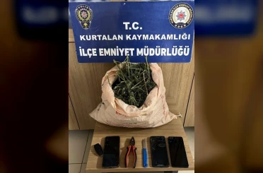 Polisin ’dur’ ihtarına uymayarak kaçan 3 kişinin üzerinden uyuşturucu çıktı 