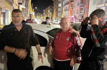 Polisin yağmur altında alkollü sürücü ve arkadaşı ile imtihanı kamerada 