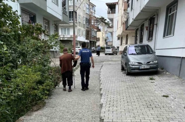 Polisten örnek davranış: Ekipler kayıp yaşlıyı evine götürdü 
