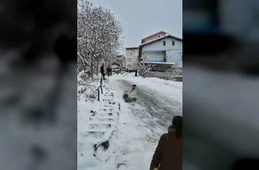 Poşetle kayan gençler hızını alamayarak bahçeye uçtu 