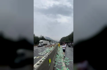 Pozantı-Adana istikameti tır devrilmesi nedeniyle trafiğe kapandı 