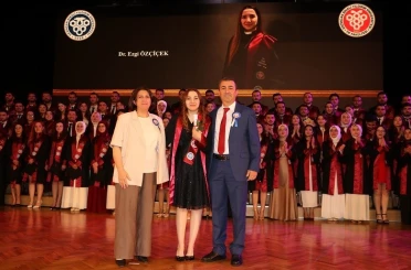 Profesör anne ve babanın gurur günü: Kızları da doktor oldu 