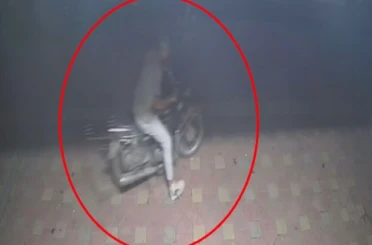 Rahatlığıyla pes dedirten hırsız, saniyeler içerisinde motosiklete kendi malı gibi binip gitti 