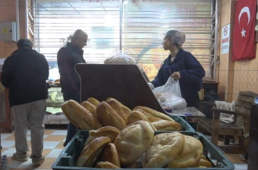 Ramazan ayında zam yapmayan fırıncı ekmeği ve pideyi 10 TL’den satıyor 