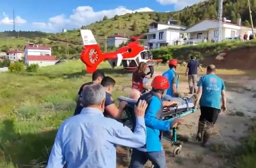 Refahiye’de göğüs ağrısı geçiren hasta hava ambulansıyla hastaneye ulaştırıldı 