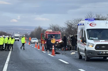 Refüje çarpan hafif ticari araç ile tır çarpıştı: 1 ölü