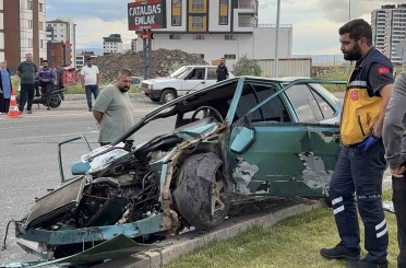 Refüje çıkan otomobil hurdaya döndü: 1’i ağır 4 yaralı 