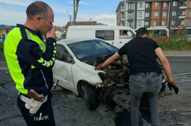 Refüje ve ağaçlara çarpan otomobilin motoru koptu 