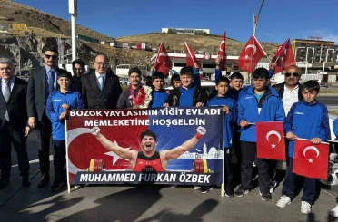 Rekor kırarak dünya şampiyonu olan milli halterci Muhammed Furkan Özbek, memleketinde davul ve zurna ile karşılandı 