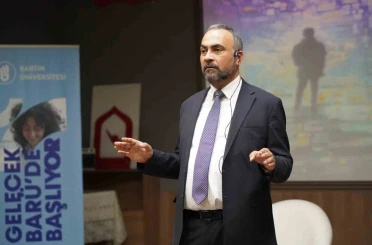 Rektör Akkaya lise öğrencilerine etkili dinleme yöntemlerini anlattı 