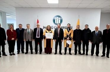 Rektör Akpolat unvanda yükselen akademisyenlere cübbelerini giydirdi 