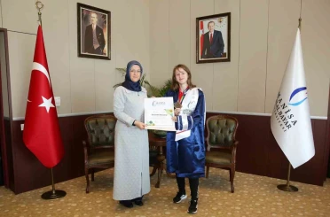 Rektör Kibar Dünya Şampiyonu Büber’i makamında ağırladı 