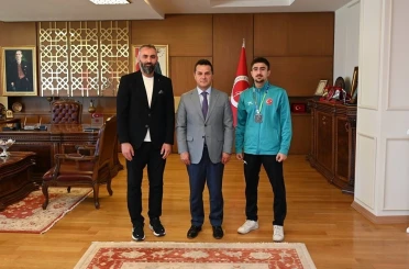 Rektör Topal, dünya ikincisi olan sporcuyu tebrik etti 