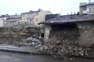 Restorasyon kapsamına alınması planlanan tarihi Galer Hamamı yıkılıyor 