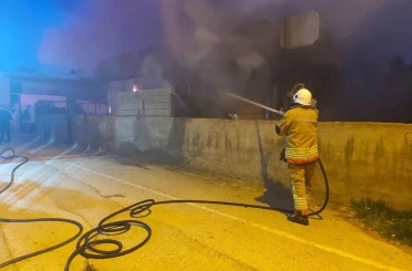 Reyhanlı’da konteyner alevlere teslim oldu 