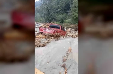 Rize’de 2 araç sel sularına kapıldı 