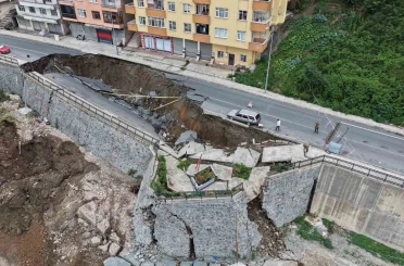 Rize’de 2 binanın tahliyesine olan göçük havadan görüntülendi 