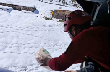 Rize’de helikopterlerin yaylalara erzak ve hayvan yemi seferleri devam ediyor 