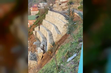 Rize’de istinat duvarı çöktü: 2 ev tedbir amaçlı boşaltıldı 