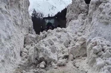 Rize’de yayla yollarında 5 metrelik kar temizliği 