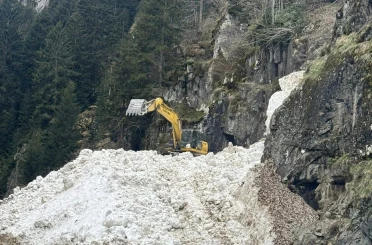 Rize’de yayla yollarında kar temizleme çalışmaları sürüyor 