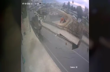 Rize’de yolun çökme anı güvenlik kamerasına yansıdı 
