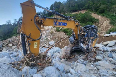 Rize’deki sel ve heyelanlar sonrası 4 gündür yolu kapalı olan Deremezra Köyü’ne ulaşım sağlandı 