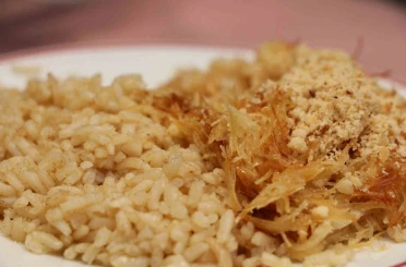 Rizelilerin iyi bildiği, bilmeyenlerin sonradan sevdiği lezzet: Pilav üstü kadayıf 