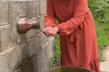 Rizeli’nin güğümden çeşmesi ilgi çekiyor 