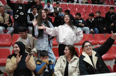 Romanlar, attıkları göbekle düşman çatlattı 