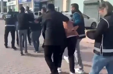 Ruhsatı bulunmayan işletmenin sahibinden 2 milyon TL alan şüphelilere yönelik operasyonun görüntüleri ortaya çıktı 