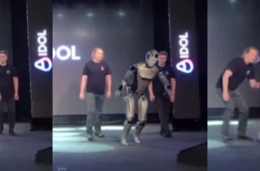 Rusya’da yapay zekalı insansı robotu tanıtım sırasında yere düştü 