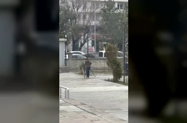 Rüzgârın devirdiği polis çelengini genç yerine koydu 