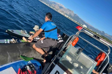 Rüzgarla 2 mil açığa sürüklenen 38 SUP’cuyu deniz polisi kurtardı 