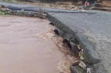 Sağanak sonrası dereler coştu, köprüler hasar aldı 