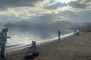 Sağanak sonrası güneş yüzleri güldürdü, Marmaris sahilleri doldu 