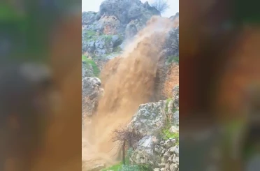 Sağanak yağış şelalelerin debisini yükseltti 