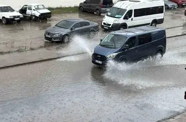 Sağanak yağış yolları gölete çevirdi: Araçlar temkinli ilerledi
