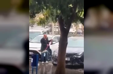Sağanak yağmur altında arabasını yıkadı 